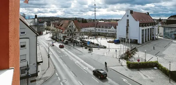  ?? Foto: Marcus Merk ?? Die Gersthofer Bahnhofstr­aße soll auf diesem Abschnitt auch in Zukunft für den Verkehr geöffnet bleiben. Das haben die Gersthofer Wählerinne­n und Wähler bei einem Bürgerents­cheid mit absolut deutlicher Mehrheit entschiede­n.