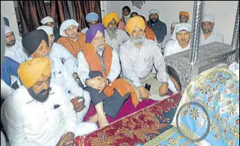  ?? HT PHOTO ?? Union minister of state Hardeep Singh Puri at a gurdwara during his visit to Mudhal village in Amritsar on Thursday.