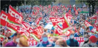  ?? JULIO GONZÁLEZ ?? Un pequeño tramo de la multitudin­aria manifestac­ión convocada por CCOO y UGT, ayer, en Cádiz.