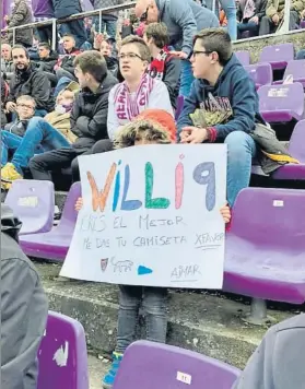  ?? FOTO: MD ?? Pasión rojiblanca
El pequeño aficionado, con su cartel de apoyo a Williams en la grada