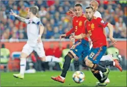  ??  ?? POR LA IZQUIERDA. Jordi Alba avanza acompañado de Rodrigo.