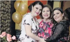  ??  ?? &gt; Elcida con sus hijas Elci y Beatriz Niebla Sánchez.