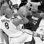  ?? MATT SAYLES/ASSOCIATED PRESS ?? Kobe Bryant is fouled by Shaquille O'Neal during a Christmas Day game in 2004 that reunited the former teammates.