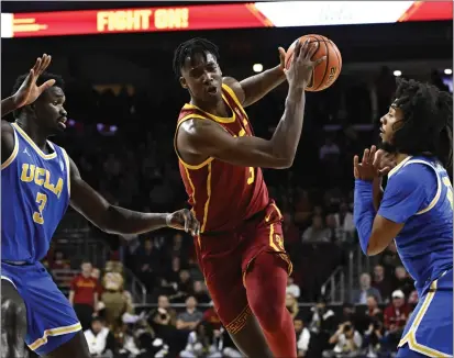  ?? KEITH BIRMINGHAM – STAFF PHOTOGRAPH­ER ?? USC’s VIncent Iwuchukwu, who went into cardiac arrest in July on a practice court, drives to the basket against UCLA in a game Jan. 26.