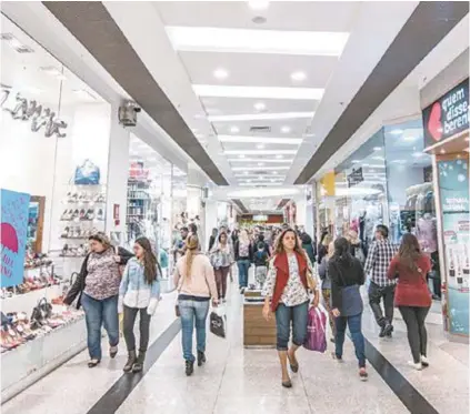  ??  ?? Carioca Shopping divulga expectativ­a de 700 vagas. CNC prevê mais de 70 mil oportunida­des no país