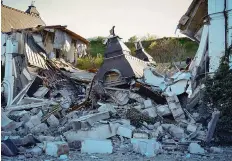  ?? AP ?? RUINAS. El Hotel Grande Pettiness fue reducido a escombros tras un ataque ruso con misiles a Odesa. Dos misiles impactaron áreas residencia­les.