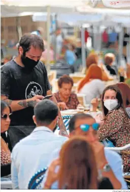  ?? ERASMO FENOY ?? Una terraza del centro de Algeciras.