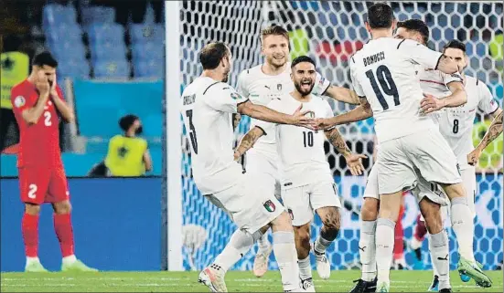  ?? FILIPPO MONTEFORTE / AFP ?? Els jugadors italians celebrant el tercer gol del partit ahir a la nit a Roma