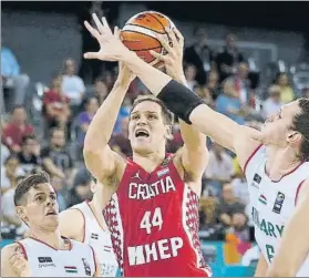  ?? FOTO: EFE ?? Bojan Bogdanovic, rodeado por defensores húngaros. Croacia no se dejó sorprender