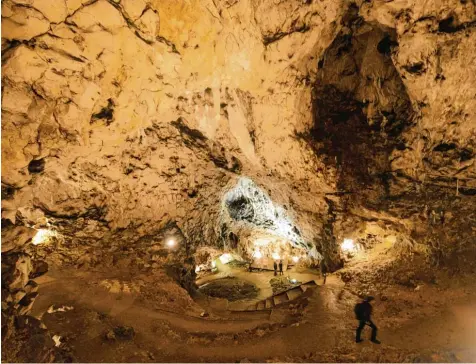  ?? Foto: Stefan Puchner, dpa ?? Sie wirkt wie ein Tor zu einer anderen Welt: „Hohle Fels“heißt die Höhle bei Schelkling­en, die in ein paar Tagen Weltkultur­erbe sein könnte.