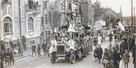  ?? FOTO: PLÄTZLERAR­CHIV ALTDORF-WEINGARTEN ?? Schon im Jahr 1928 wurde der Narrenspru­ng spektakulä­r begangen.