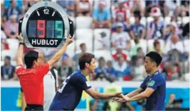  ?? AP. ?? Ricardo Montero anuncia un cambio de Japón, en el juego de ayer en que los nipones cayeron 0-1 ante Polonia.