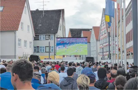  ?? FOTO: STADT MENGEN ?? Die Spiele mit deutscher Beteiligun­g bei der Fußball-Weltmeiste­rschaft vom 14. Juni bis 15. Juli 2018 sollen wieder bei einem Public Viewing vor dem Mengener Rathaus gezeigt werden.