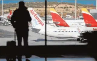  ?? REUTERS ?? Un avión de Air Europa, junto a un par de aeronaves de Iberia