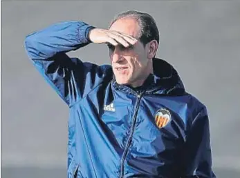  ?? MANUEL BRUQUE / EFE ?? El técnico del Valencia, Voro, durante el entrenamie­nto de ayer en Paterna