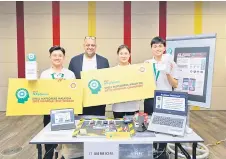  ?? ?? (From left) Yiek, Tariq, Siaw and Lee pose for a photo with the Shell NXplorers Malaysia 2022 award.