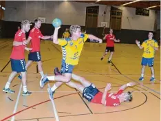  ?? Foto: Reinhold Radloff ?? Konstantin Schön (am Boden) und der TSV Aichach hielten in Schwabmünc­hen lange mit, mussten sich am Ende aber geschlagen geben.