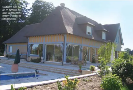  ??  ?? Constructi­on d'une maison en colombage avec enduit à la chaux colorée rappelant le torchis (Honnet Constructi­ons).