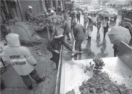  ?? Photo by Jean Nicole Cortes ?? ROAD CLEARING. In this file photo taken September, the Municipal Disaster and Risk Reduction Management (MDRRMC) carry out orders to clear road obstructio­ns along La Trinidad’s main thoroughfa­res.