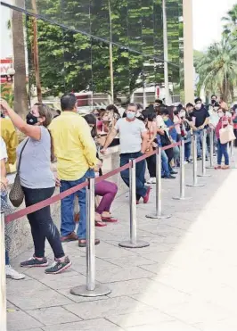  ??  ?? kUn extensa columna se formó en el Gobierno Zonal, al norte de Guayaquil.