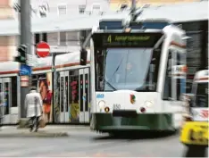  ?? Foto: Silvio Wyszengrad ?? Straßenbah­nen und Busse in Augsburg kommen abends nicht mehr so oft wie bisher – weil Fahrerinne­n und Fahrer fehlen.