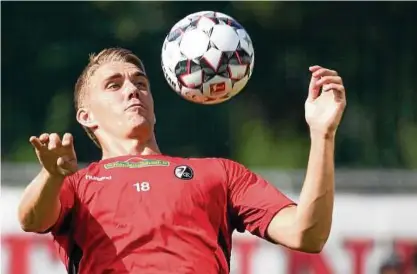  ?? Foto: dpa pa ?? Der Ball ist sein Freund: Nils Petersen, Torjäger des SC Freiburg.