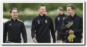  ?? FOTO TOM GOYVAERTS ?? De spelers van Lierse, die eindelijk goed nieuws kregen, stapten gisteren met een glimlach op het oefenveld.