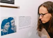  ??  ?? Monika Müller betrachtet in der ehemaligen Synagoge Kriegs‰ haber ein Bild, das Liese und Siegbert Einstein zeigt.