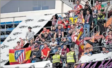  ?? ?? Aficionado­s del Atlético en el Santiago Bernabéu.