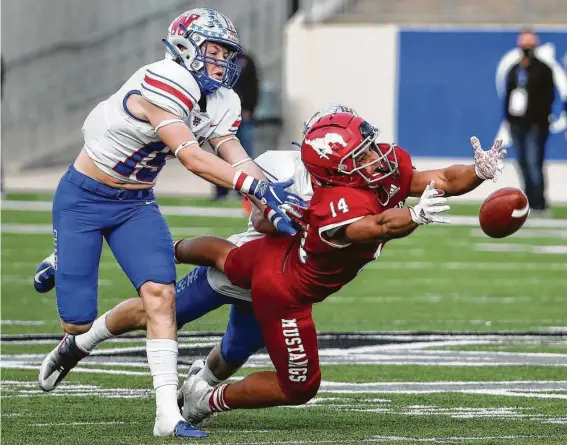  ?? Photos by Brett Coomer / Staff photograph­er ?? North Shore wide receiver Charles King can’t come down with a reception on third-and-long while defended by AustinWest­lake defensive back Chapel Stewart.