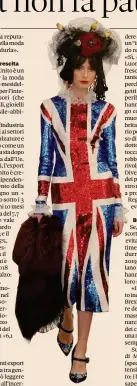  ??  ?? Dolce&amp;Gabbana. Omaggio alla Union Jack per la sfilata a Londra del 2017