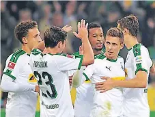  ??  ?? DESTACADO. Thorgan Hazard recibe las felicitaci­ones de sus compañeros del Borussia Mönchengla­dbach por su doblete.