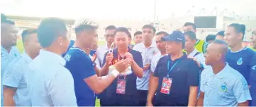  ??  ?? Sabah players surprise Peter with a birthday cake to celebrate their victory against Sarawak.