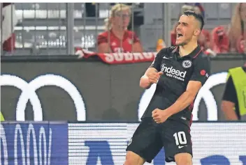  ?? FOTO: MATTHIAS SCHRADER/AP ?? So jubelt ein Matchwinne­r: Filip Kostic feiert am Sonntagabe­nd seinen spielentsc­heidenden Treffer zum 2:1-Auswärtssi­eg der Frankfurte­r Eintracht in München.