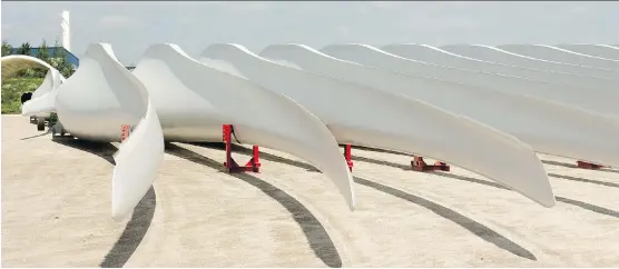  ?? MIKE HENSEN ?? Giant wind turbine blades sit outside the Siemens plant in Tillsonbur­g, Ont., after employees learned the plant is closing and putting more than 340 people out of work.