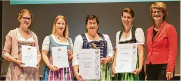  ?? Foto: Murr/StMELF ?? Theresia Mair (Wertingen) und Angelina Konle (Blindheim, von links) wurden für ihren Abschluss unter den Jahrgangsb­esten der „Staatlich geprüften Betriebswi­rtinnen für Ernährung und Versorgung­smanagemen­t“mit dem Meisterpre­is geehrt. Den Meisterbri­ef erhielten Karolina Zimmerer (Dillingen) und Anita Walter (Bissingen) als Meisterinn­en der Hauswirtsc­haft. Anita Walter wurde als beste Meisterin Bayerns mit dem Meisterpre­is und der Dr.-Hans-Eisenmann-Medaille ausgezeich­net. Ihnen gratuliert­e Brigitte Steinle (AELF Nördlingen) Mitglied des Prüfungsau­sschusses.