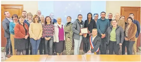  ?? ?? Le 9 décembre, dans la salle du conseil de la mairie, les deux maires ont officialis­é le jumelage des deux communes.