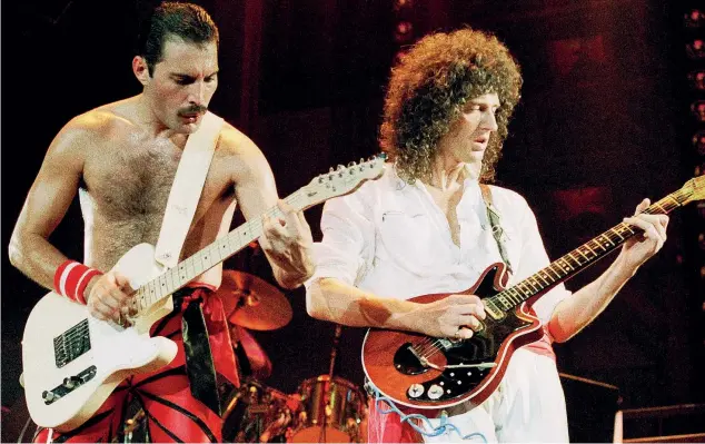  ??  ?? Icone
Freddie Mercury e Brian May durante un concerto.
Nel corso della loro carriera musicale, i Queen hanno tenuto circa 700 spettacoli, di cui due terzi negli anni 70. Impianti di luce imponenti, effetti pirotecnic­i e costumi stravagant­i rendevano...