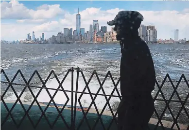  ?? FOTOS: AGENCIA AFP ?? El horizonte de Manhattan se encuentra en la distancia mientras la gente viaja en el ferry de Staten Island, que viaja entre Staten Island y Manhattan en la ciudad de Nueva York, la zona más golpeada por el Covid-19.