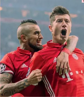  ??  ?? 1 La gioia di Robert Lewandowsk­i, 28 anni, festeggiat­o da Arturo Vidal, 29, dopo il gol del 2-1: è l’inizio della goleada del Bayern 2 Il 4-1 GETTY di Thiago Alcantara, 25: per lo spagnolo serata con doppietta 3 La delusione di Alexis Sanchez, 28,...