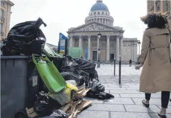  ?? FOTO: DOMINIQUE FAGET ?? Müll vor dem Pariser Pantheon ist keine Seltenheit.