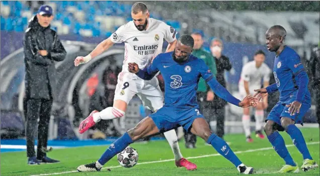  ??  ?? Rüdiger, en una acción con Benzema, en presencia de Kante, en el partido de ida