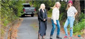  ?? Photo / Sylvie Whinray ?? Residents Kensa, Peter and Gerty — they were caught off guard when a vehicle drove the wrong way as photos were being taken.