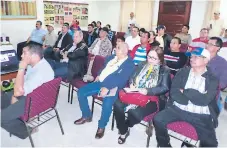  ??  ?? REUNIÓN. Los productore­s de esta región están satisfecho­s.