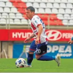  ?? ERASMO FENOY ?? Álvaro Romero conduce el balón en un partido en el Nuevo Mirador.