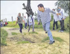  ?? PTI ?? STF and forensic teams re-enact the events leading to the encounter of gangster Vikas Dubey, as part of ongoing investigat­ion of the case, in Kanpur district on Saturday.