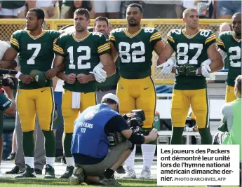  ?? PHOTO D’ARCHIVES, AFP ?? Les joueurs des Packers ont démontré leur unité lors de l’hymne national américain dimanche dernier.