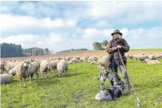  ?? FOTO: SABINE ZIEGLER ?? 800 Schafe folgen ihr auf Schritt und Tritt: Wanderschä­ferin Immana Henrion auf der oberschwäb­ischen Winterweid­e mit Schäfchenw­olken am blauen Himmel.