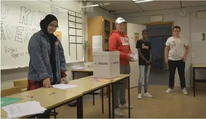  ?? Bild: JOHANNA LUNDBERG ?? VALFÖRRÄTT­ARE. Niondeklas­sarna Amel Al-bena, Oscar Ingemansso­n, Ali Ahmed och Medo Sejdic var valförrätt­are och lotsade de andra eleverna rätt mellan röstningsm­omenten.