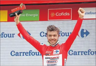  ??  ?? Odd Christian Eiking levanta los brazos en la ceremonia del podio como maillot rojo de La Vuelta.